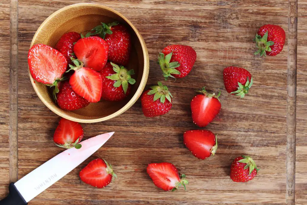 fresh-strawberries-being-cut-cool-web-fun