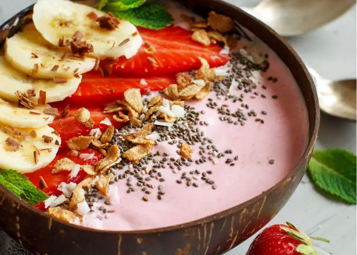 strawberry banana smoothie bowl